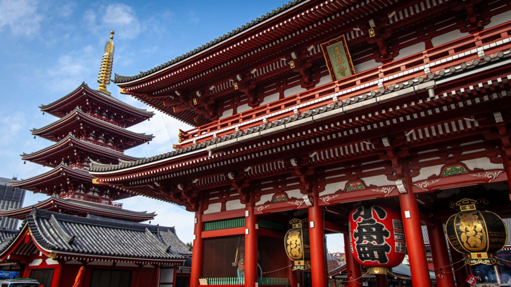 Красивая красная пагода находится рядом с большим красным храмом в городе Токио [19659027] Преподавание английского языка за границей - это уникальная возможность увидеть мир вокруг себя </p>
</div>
<h2> Путешествовать, путешествовать и еще раз путешествовать </h2>
<p> Как только вы, наконец, заняли позицию своей мечты, пора собирать вещи свои сумки и вперед. Обязательно планируйте свой доход с учетом вашего маршрута. </p>
<p> Если вы работаете в другой стране, вы можете отложить часть своей месячной зарплаты на время отпуска. Вы также можете сэкономить на длительную поездку после завершения контракта. Многие вакансии за границей предлагают бонусы за завершение, поэтому вы можете путешествовать в течение длительного периода времени после того, как закончите преподавание. </p>
<p> Если вы решите преподавать онлайн, подсчитайте, сколько часов вам нужно преподавать каждую неделю, чтобы поддержите свой образ жизни в путешествиях. Вы также можете найти способы сэкономить деньги, например, спать в общежитиях или обучать на коллективных рабочих местах. </p>
<p> Какой бы путь вы ни выбрали, очевидно, что преподавание английского языка за границей – отличная возможность, которая выпадает раз в жизни. мир вокруг вас. Чего же ты ждешь? Получите сертификат и приступайте к изучению. </p>
</div>
</pre>

                            </div>
            <!-- .entry-content -->

            <footer class=