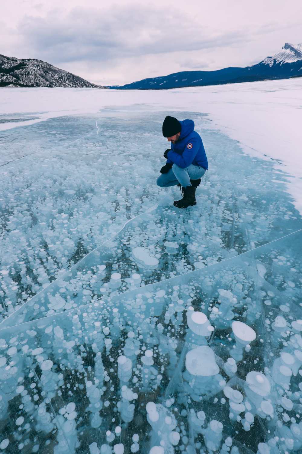 Вождение по бульвару Эпических ледяных полей Канады и поиск замороженных пузырей Of Abraham Lake (30) 
