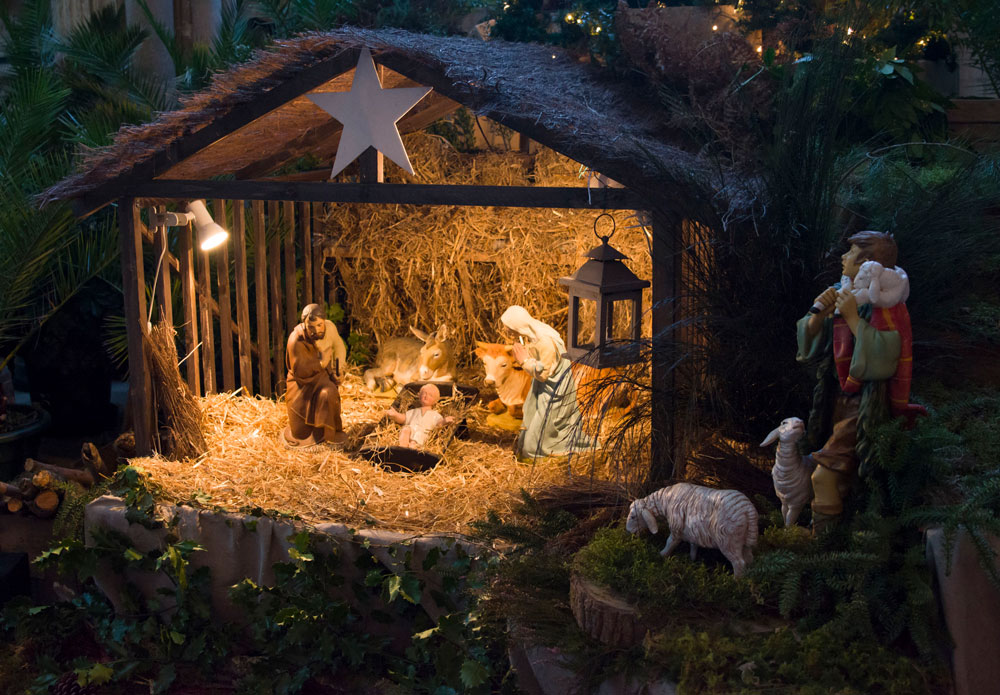  Веселые французские рождественские традиции включают изображение вертеп 