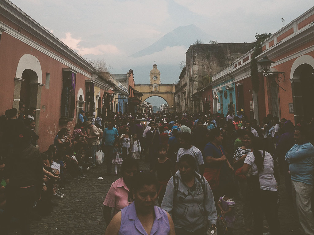 Посещайте менее туристические места.