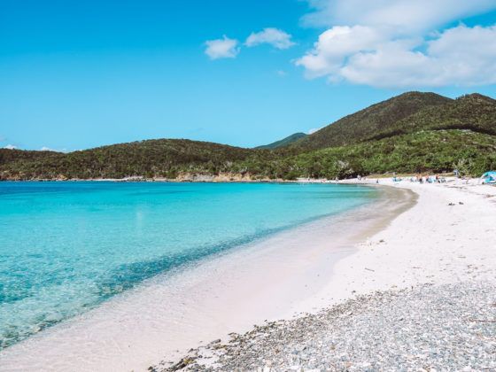  пушистый белый песок и ярко-голубая вода на пляже с соленым прудом в национальном парке Виргинских островов 