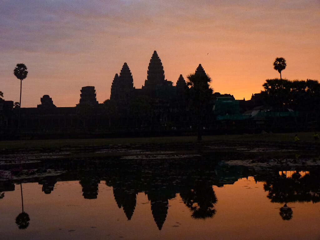  Восход солнца над Ангкор-Ватом 
