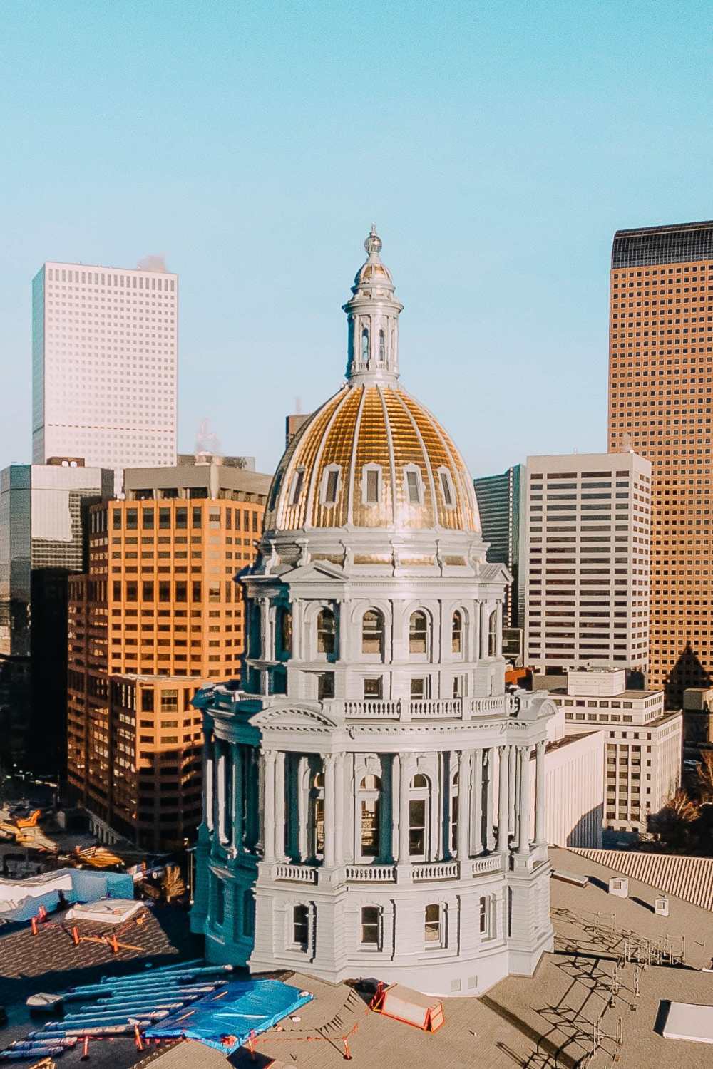  Чем заняться в Денвере, штат Колорадо "width =" 1000 "height =" 1500 "data-jpibfi-post-excerpt =" "data-jpibfi-post-url =" https: // handluggageonly. co.uk/2021/03/03/10-best-things-to-do-in-denver-colorado/ "data-jpibfi-post-title =" 10 лучших занятий в Денвере, Колорадо "data-jpibfi- src = "https://i1.wp.com/handluggageonly.co.uk/wp-content/uploads/2021/02/HandLgageOnly-10-39.jpg?resize=1000%2C1500&ssl=1" data-recalc-dims = "1" /> </p>
<p> Только не забудьте прибыть пораньше (может быть, за 30 минут), чтобы занять место на экскурсии. </p>
<p> Кроме того, совсем рядом находится Дом Молли Браун, музей, наполненный все викторианские сокровища, которые выживший с Титаника собрал на протяжении многих лет. </p>
<p> <img loading=