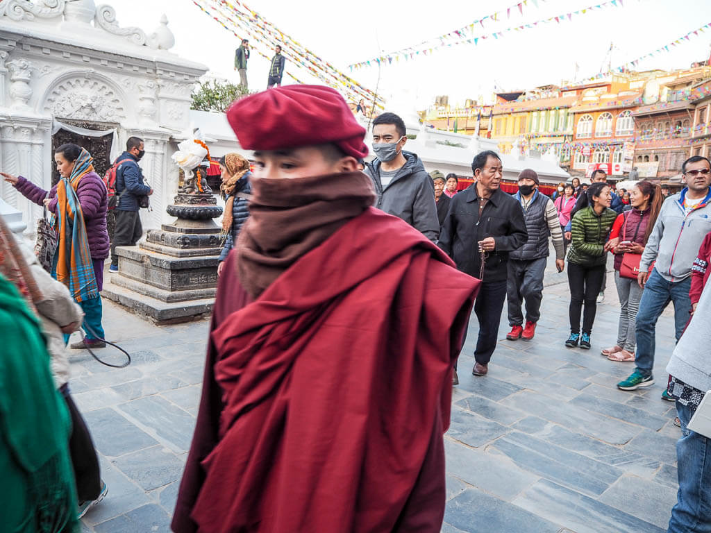  Тибетский монах гуляет вокруг ступы Будха 