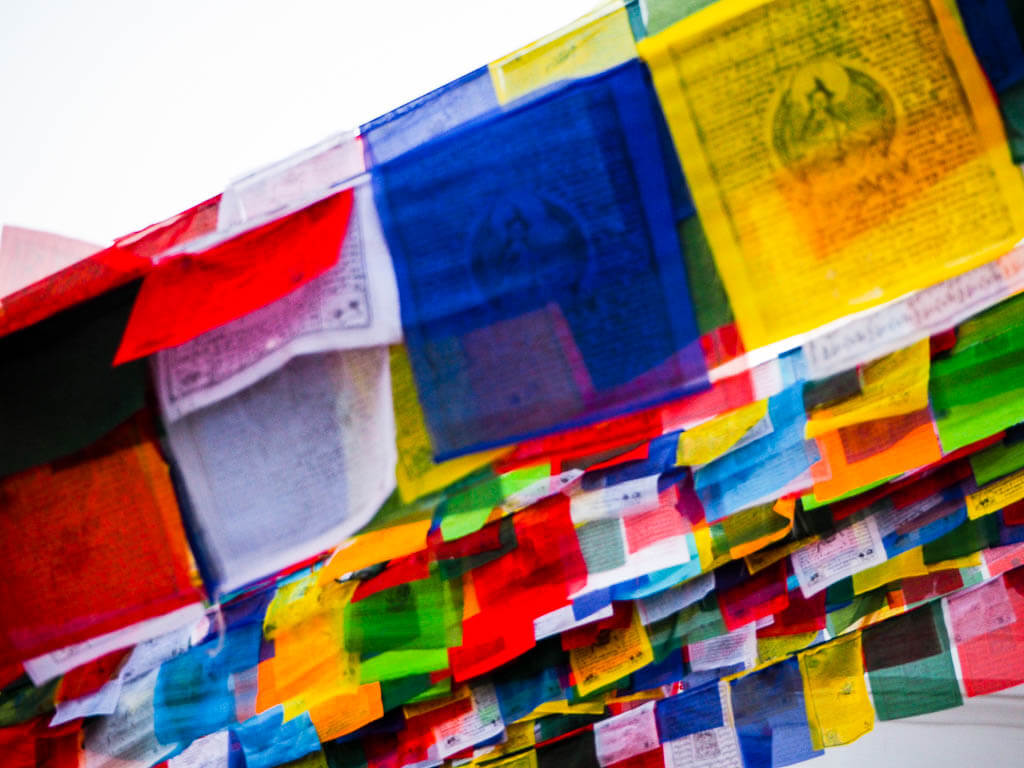  Тибетские молитвенные флажки на ступе Будха 