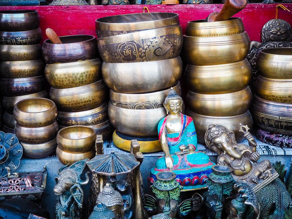  Тибетские поющие чаши рядом с Ступа Боудха 