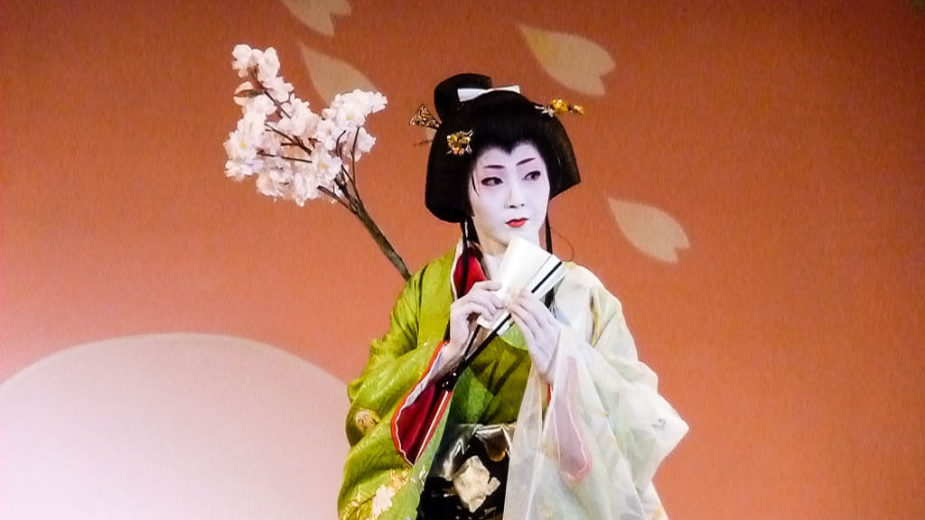  Гейша, выступающая в Киото 