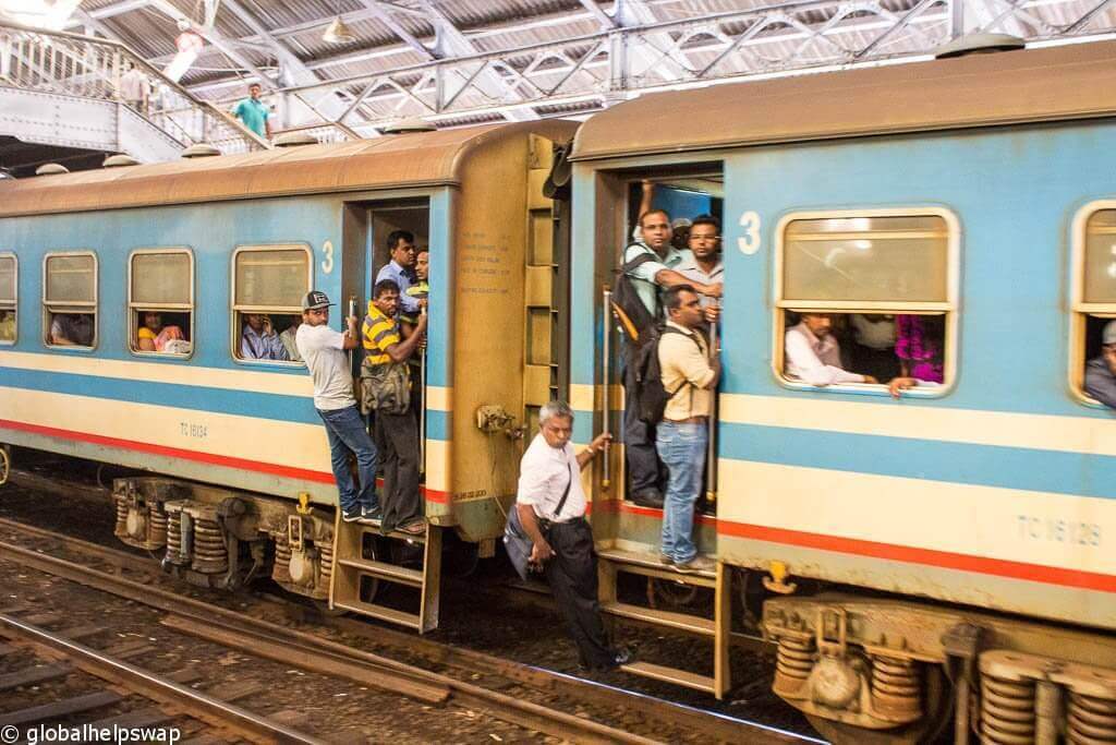  Люди на поезде Канди в Галле 