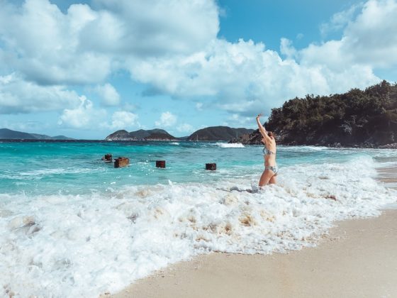  девушка плещется в волнах Денис Бэй - недооцененные пляжи Сент-Джона 
