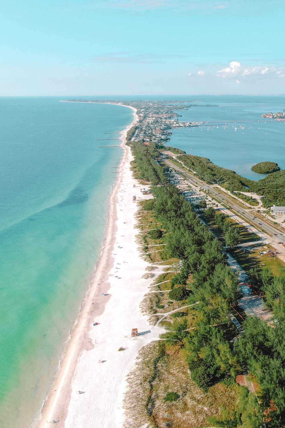 Самые лучшие пляжи Флориды для посещения "width =" 1000 "height =" 1500 "data-jpibfi- post-excerpt = "" data-jpibfi-post-url = "https://handluggageonly.co.uk/2021/07/12/14-very-best-beaches-in-florida-to-visit/" data- jpibfi-post-title = "14 лучших пляжей Флориды для посещения" data-jpibfi-src = "https://i1.wp.com/handluggageonly.co.uk/wp-content/uploads/2021/07/HandLgageOnly -13.jpg? Resize = 1000% 2C1500 & ssl = 1 "data-recalc-dims =" 1 "/> </p>
<p> К югу от пляжа Сент-Питс, остров Анна-Мария представляет собой идеальное сочетание нетронутой береговой линии, симпатичных маленьких закусочных и очарования. это не имеет себе равных. </p>
<p> Для меня это один из лучших пляжей во Флориде, где можно полностью расслабиться и расслабиться. Видите ли, он не слишком далеко от удобств, но достаточно тихий, чтобы чувствовать себя за миллион миль! </p>
<p> <img loading=