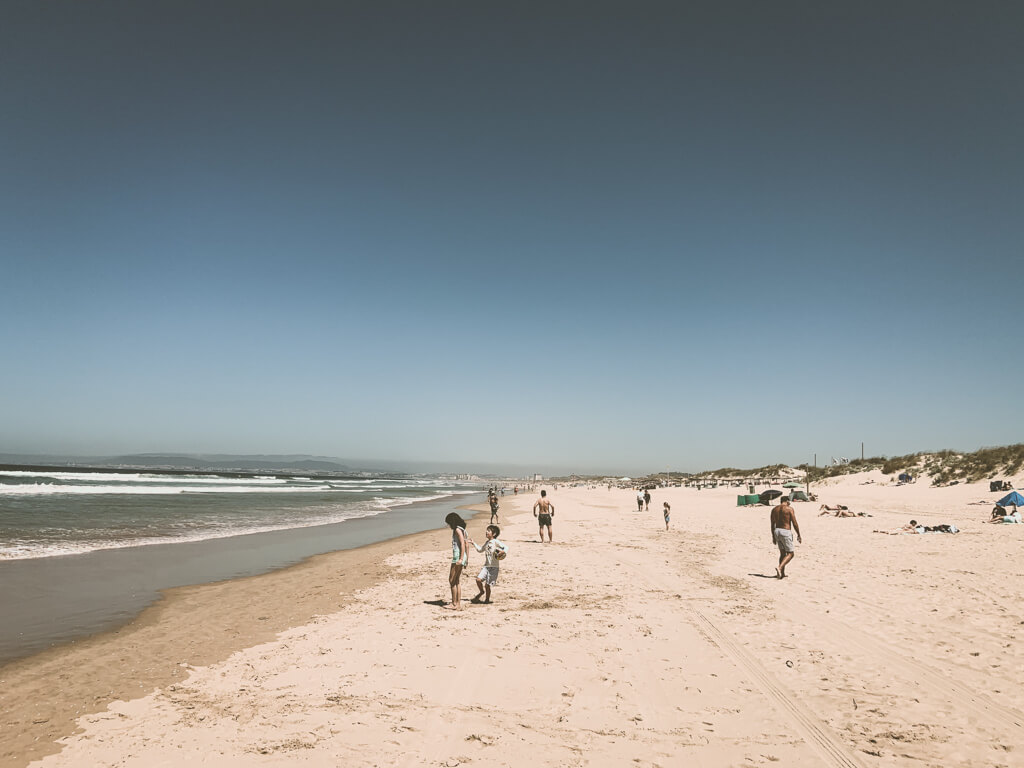  Местные жители на пляже недалеко от Лиссабона 