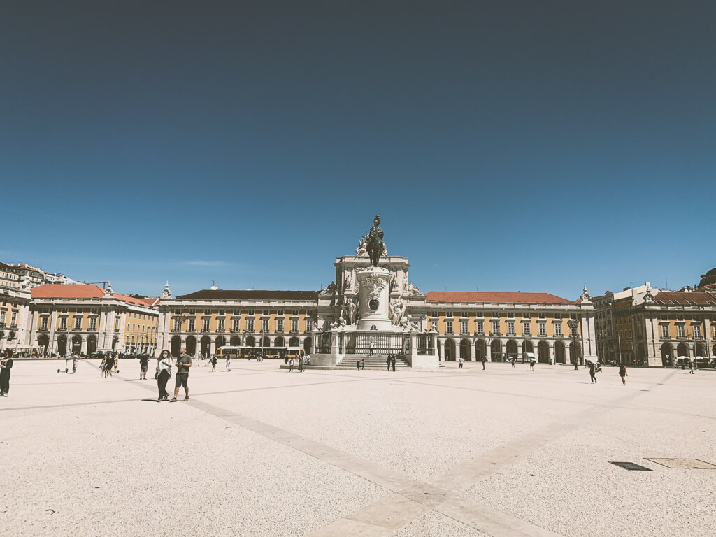  Пустая главная площадь в Лиссабоне 