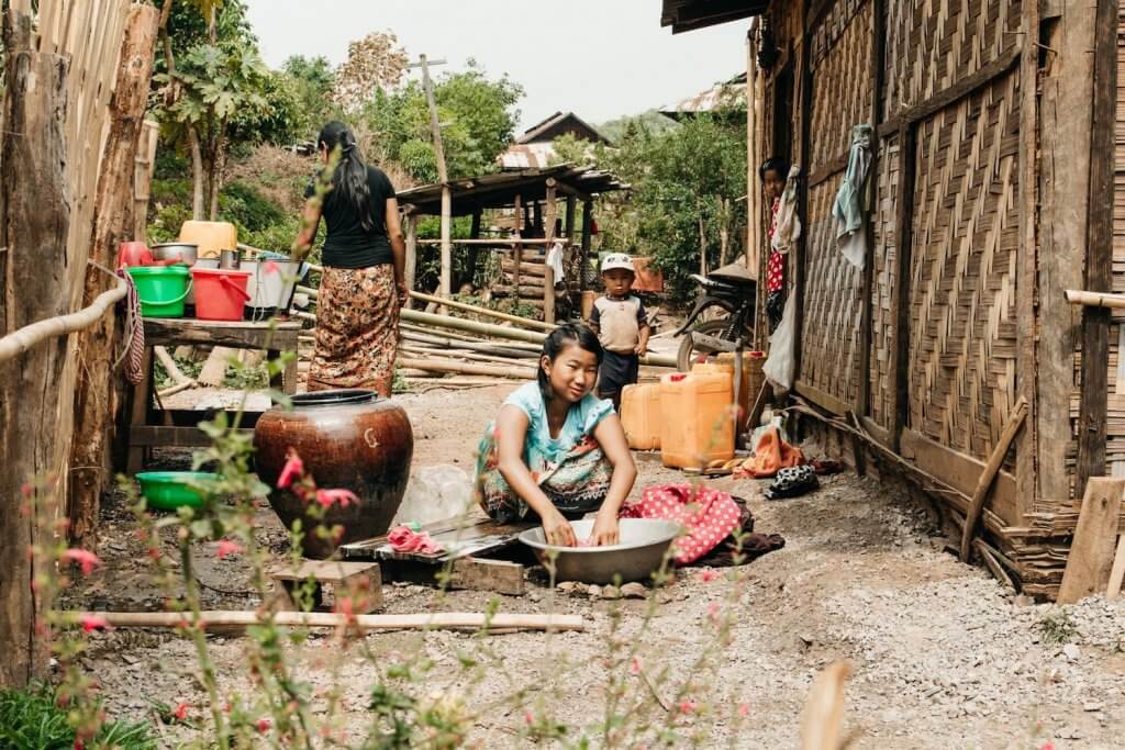  Фотография сельских жителей Мьянмы в штате Шан недалеко от Хсипау, стирающих одежду, в то время как ребенок играет поблизости. Фотография Райана Брауна из книги «Воспоминания о потерянном мальчике», отредактированной в Lightroom. 